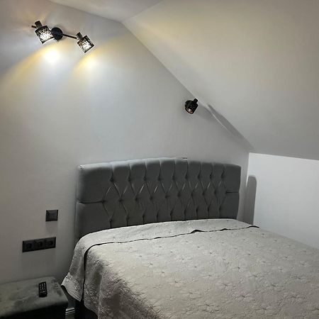 Apartament Mansarda Venus รึมนิคูวัลเจีย ภายนอก รูปภาพ