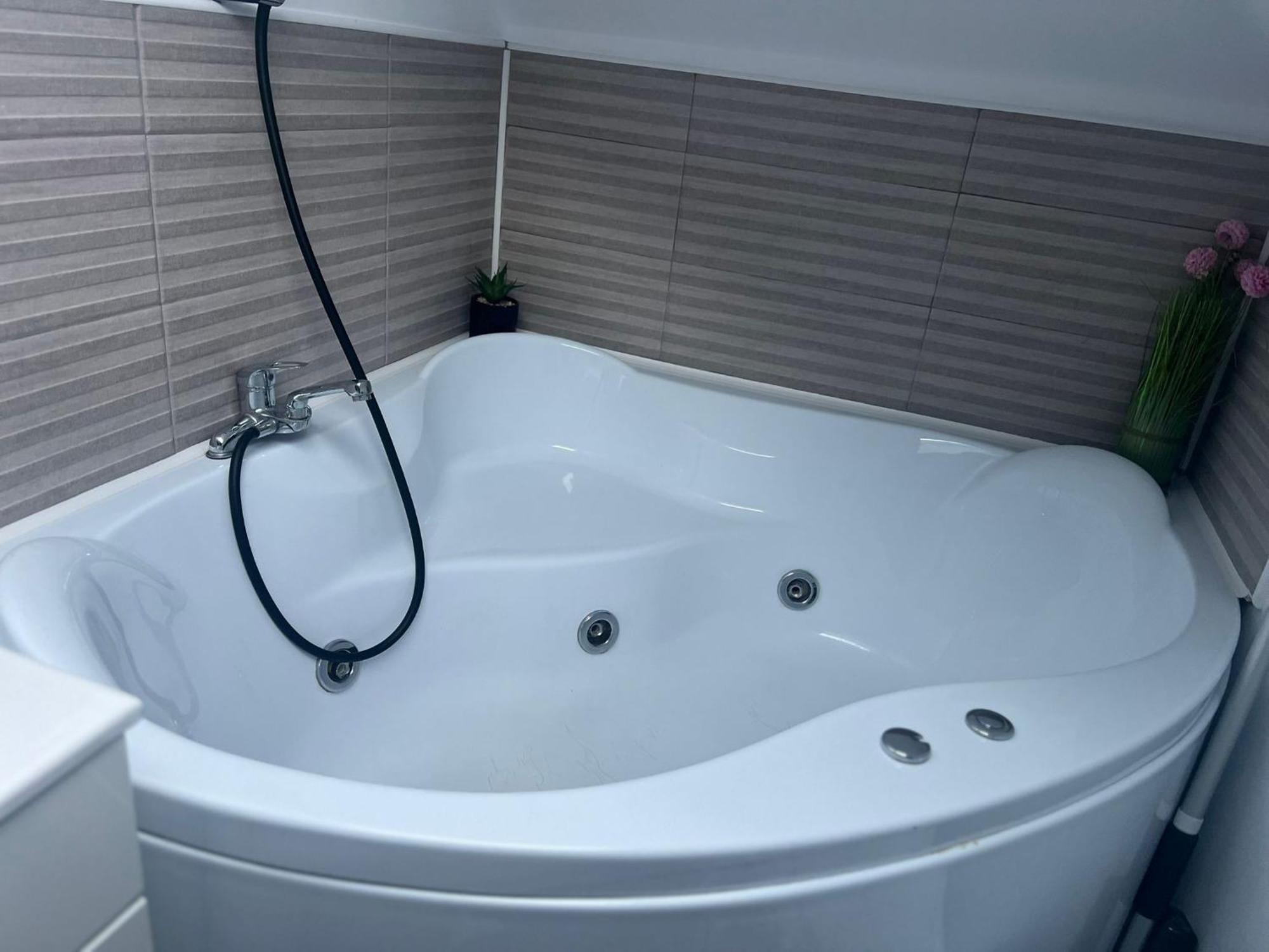 Apartament Mansarda Venus รึมนิคูวัลเจีย ภายนอก รูปภาพ